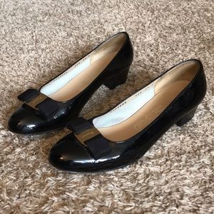 ferragamo black patent leather flats Vera bow toe
